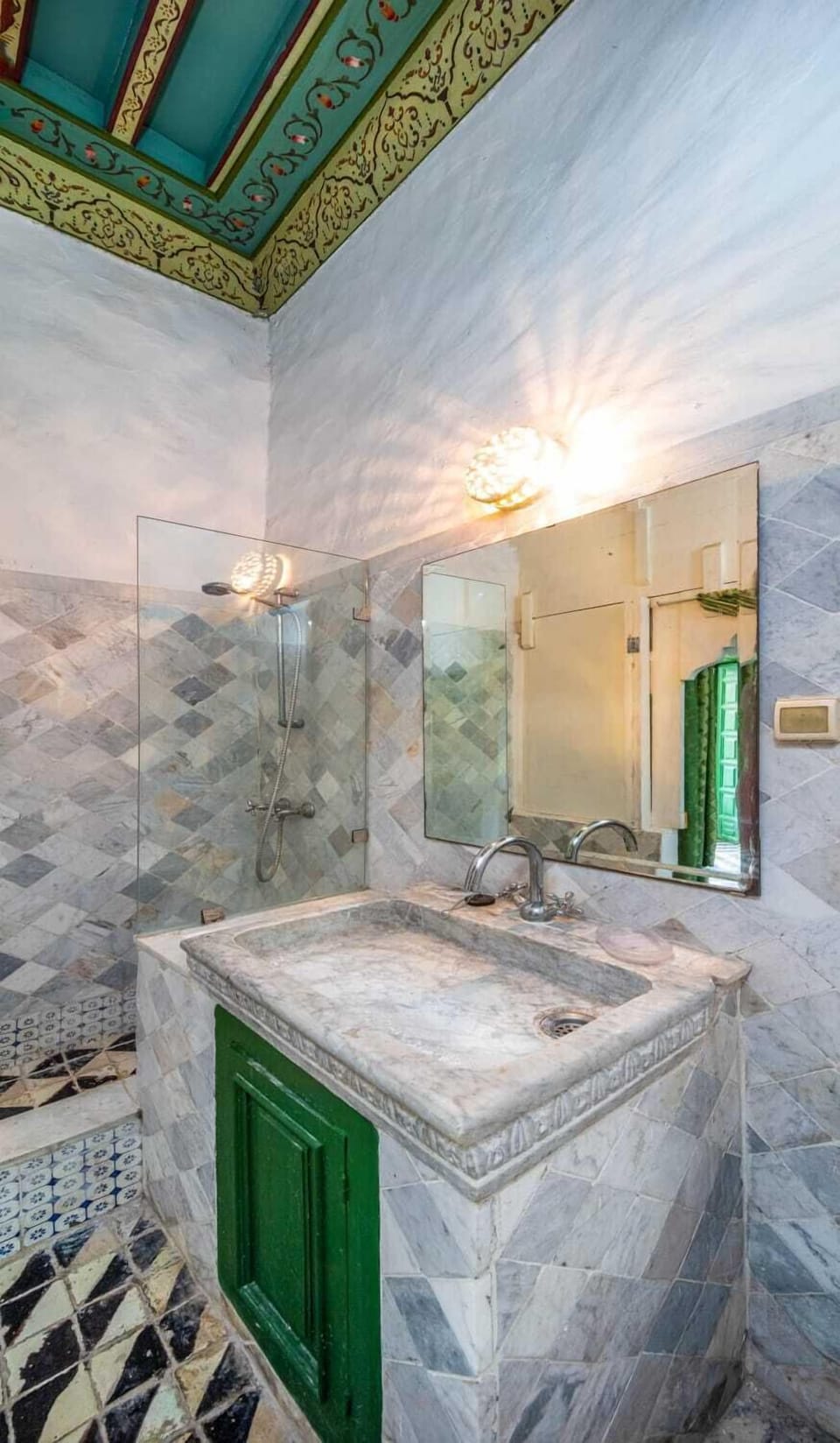 Comfort Room, 1 Queen Bed | Bathroom | Deep soaking tub, rainfall showerhead, free toiletries, hair dryer