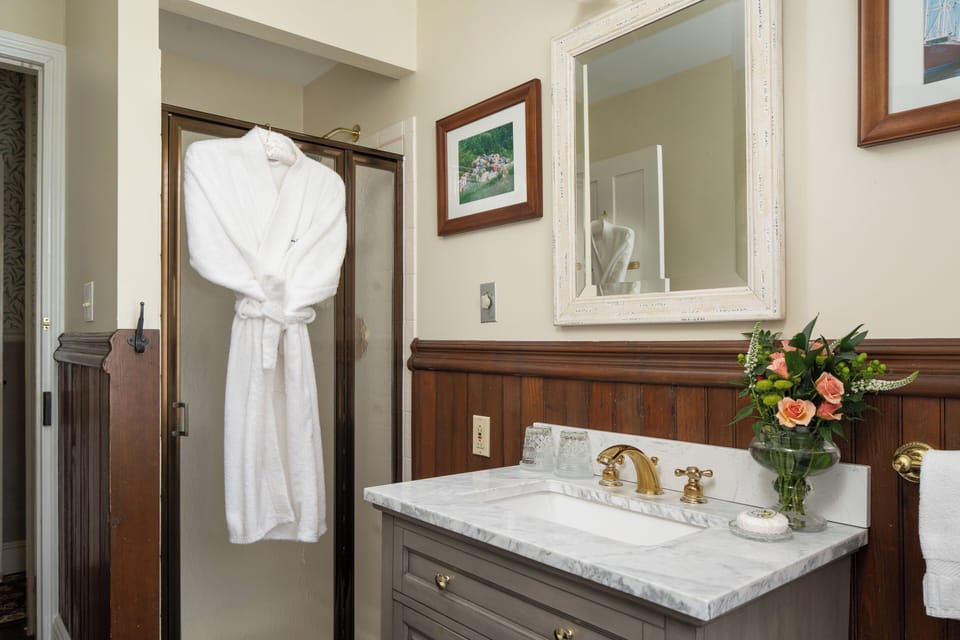 Standard Room | Bathroom | Free toiletries, hair dryer, bathrobes, towels