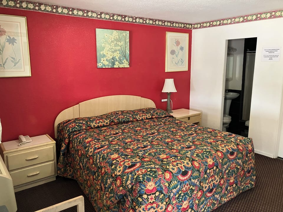 Standard Room, 1 King Bed | Desk, iron/ironing board, free WiFi