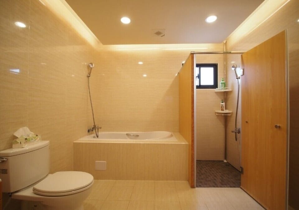 Studio | Bathroom | Shower, free toiletries, hair dryer, slippers