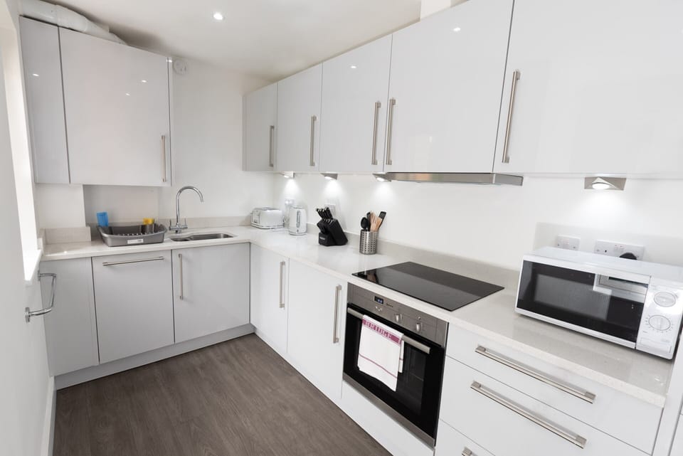 Premium Apartment, 2 Bedrooms, Non Smoking | Private kitchen | Fridge, microwave, oven, stovetop