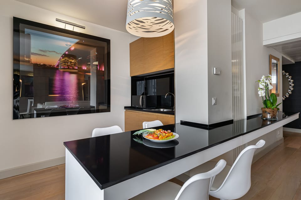 Ambassador Suite Lake View  with Terrace | Private kitchenette