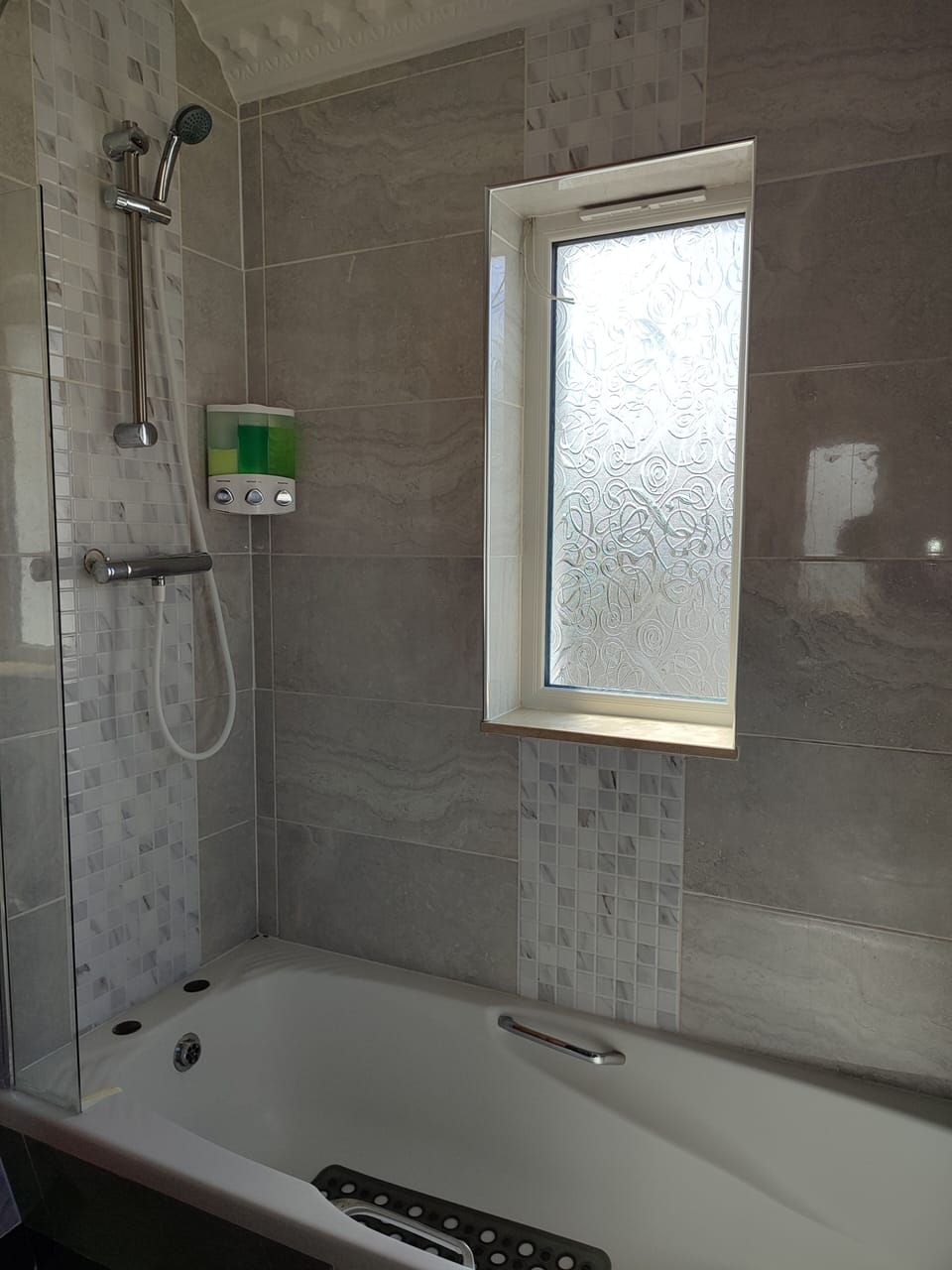 Family Triple Room, 3 Twin Beds, Non Smoking, Garden View | Bathroom