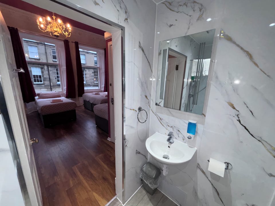 Classic Room | Bathroom | Shower, hair dryer, towels
