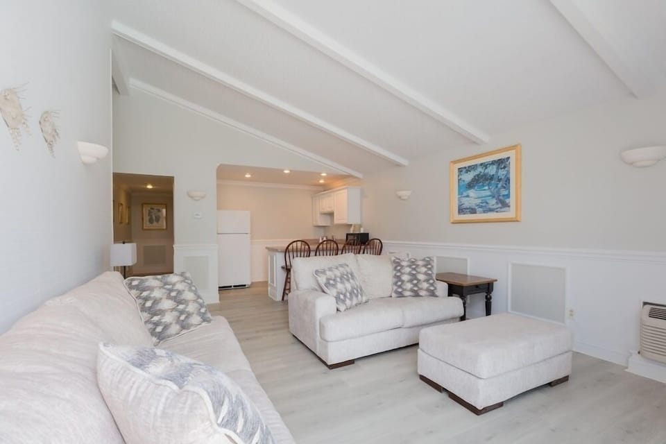 Executive Suite, 1 Bedroom, Kitchenette | Private kitchen | Fridge, microwave, coffee/tea maker