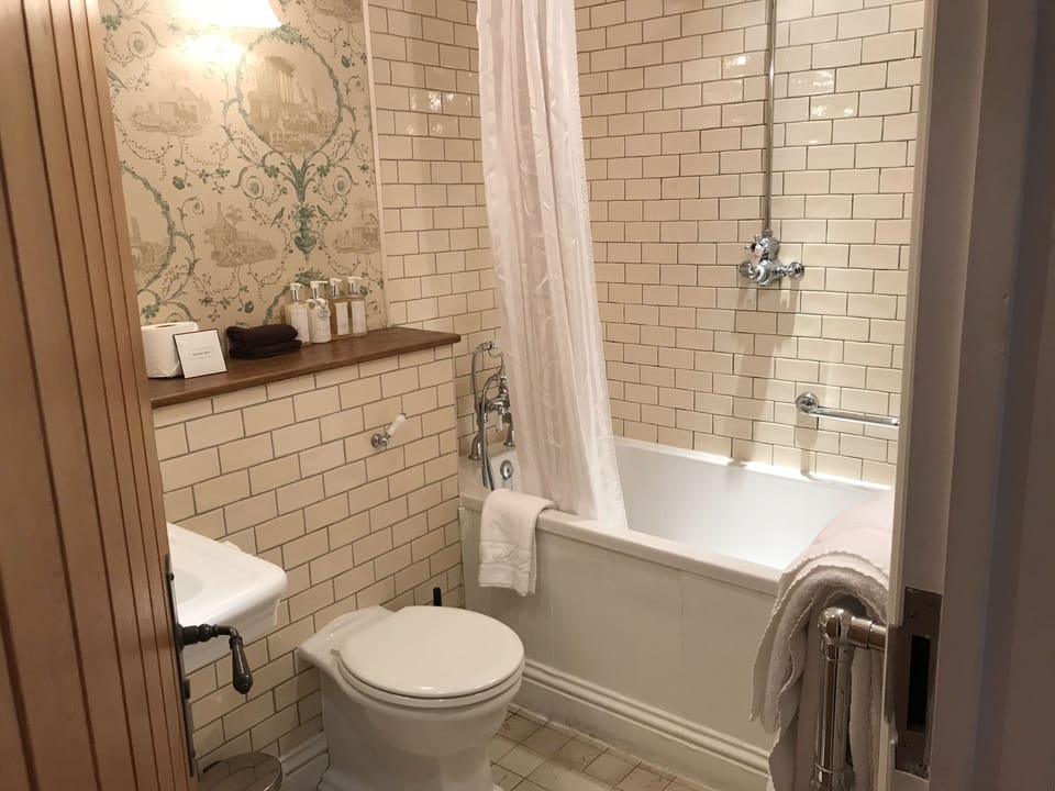 Classic Double or Twin Room | Bathroom | Free toiletries, towels