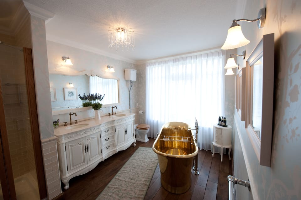 Luxury Room | Bathroom | Free toiletries, towels