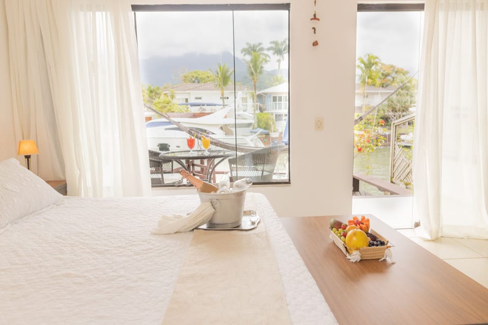 Suite (Glamour com deck privativo) | Minibar, in-room safe, individually decorated, desk