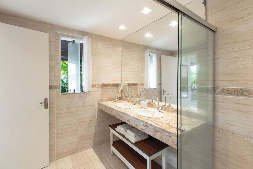 Standard Double Room, 1 King Bed | Bathroom | Shower, free toiletries, towels