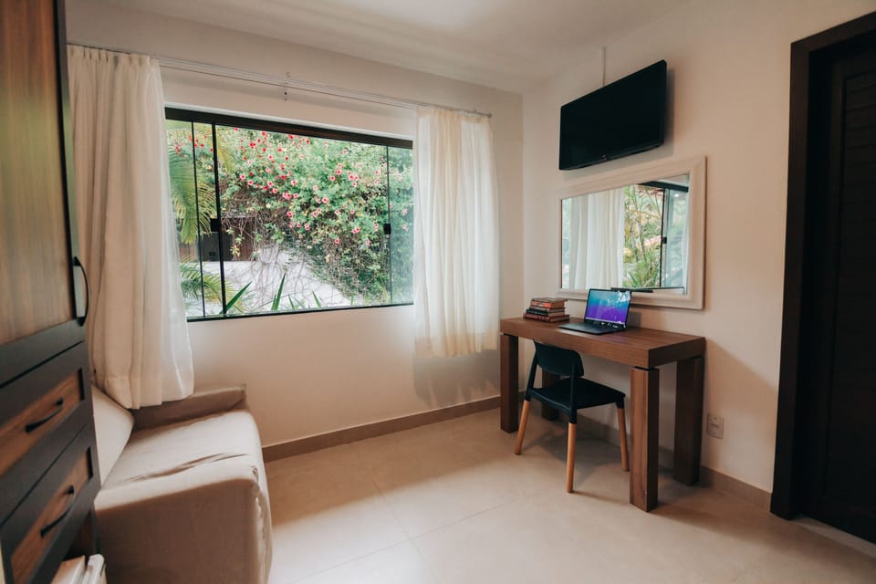 Superior Suite, Pool View (Quartos conjugados) | Living area | TV