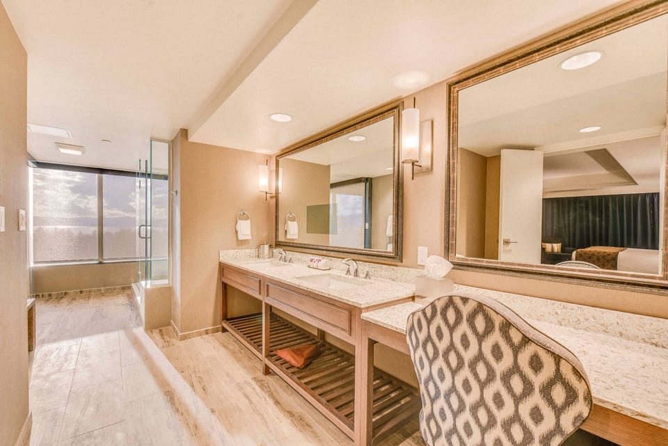 Romulus Balcony Suite, 1 King | Bathroom | Free toiletries, hair dryer, towels, toilet paper