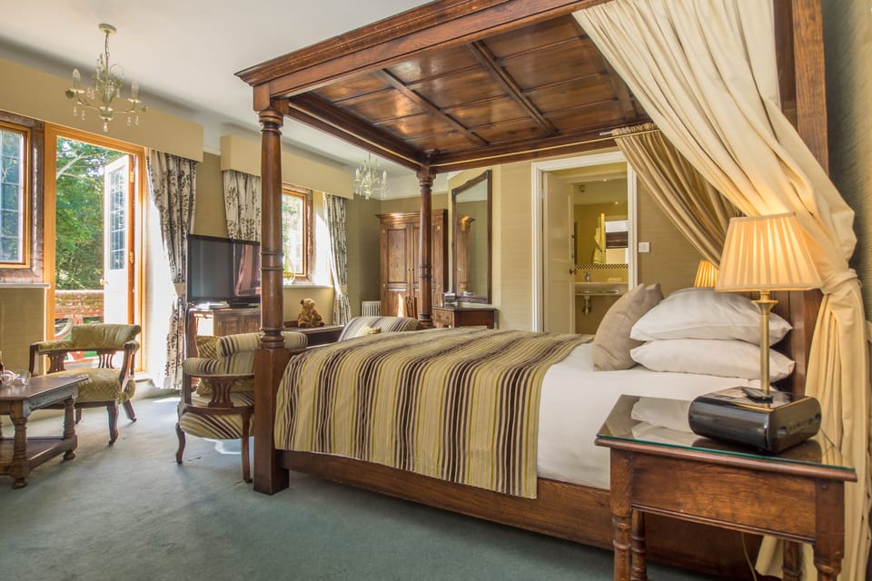 Deluxe Room, 1 King Bed | Desk, iron/ironing board, free WiFi, bed sheets