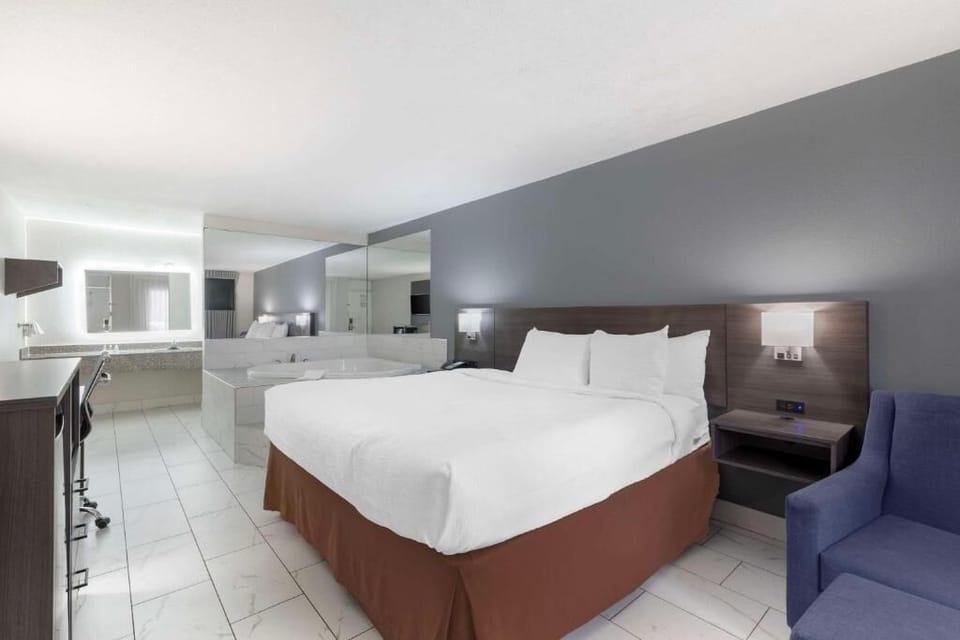 Standard Room, 1 King Bed, Non Smoking, Hot Tub | Desk, blackout drapes, soundproofing, iron/ironing board