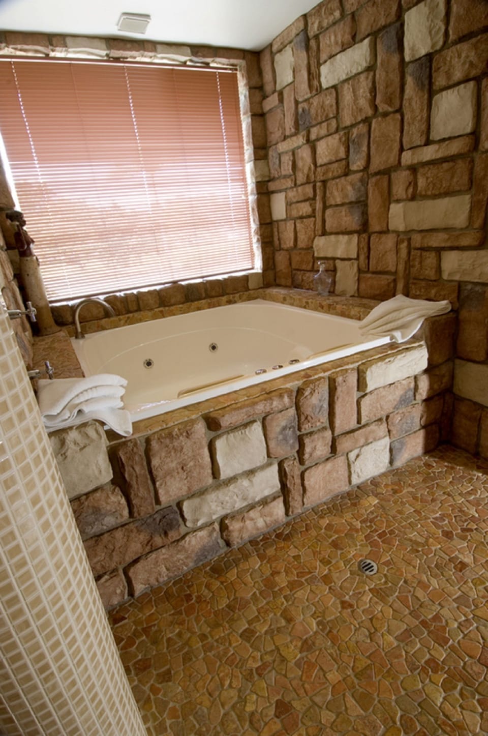 Executive Room, 1 Queen Bed | Bathroom | Shower, free toiletries, hair dryer, towels