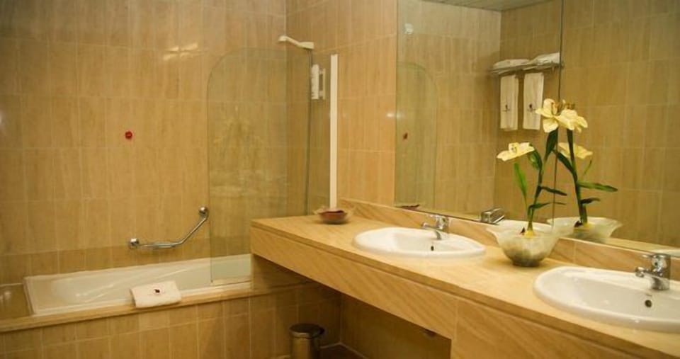 Combined shower/tub, deep soaking tub, rainfall showerhead, hair dryer