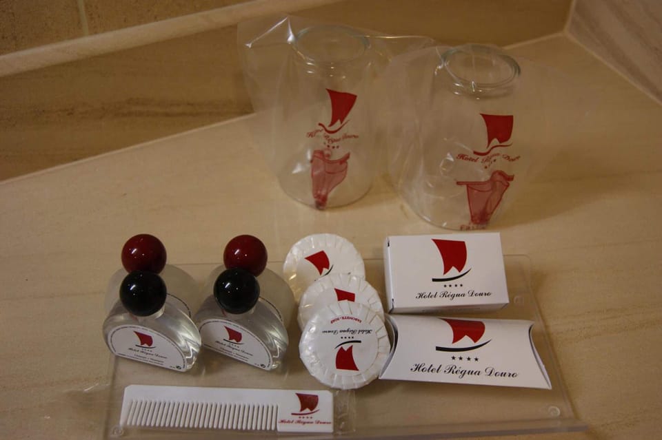 Combined shower/tub, deep soaking tub, rainfall showerhead, hair dryer