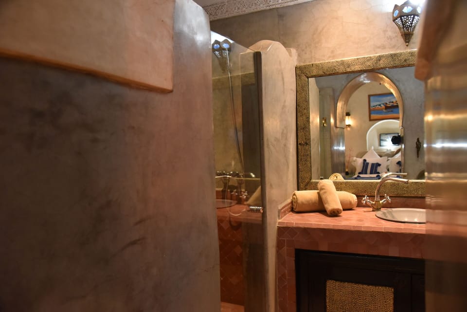 Superior Room | Bathroom | Shower, free toiletries, hair dryer, towels