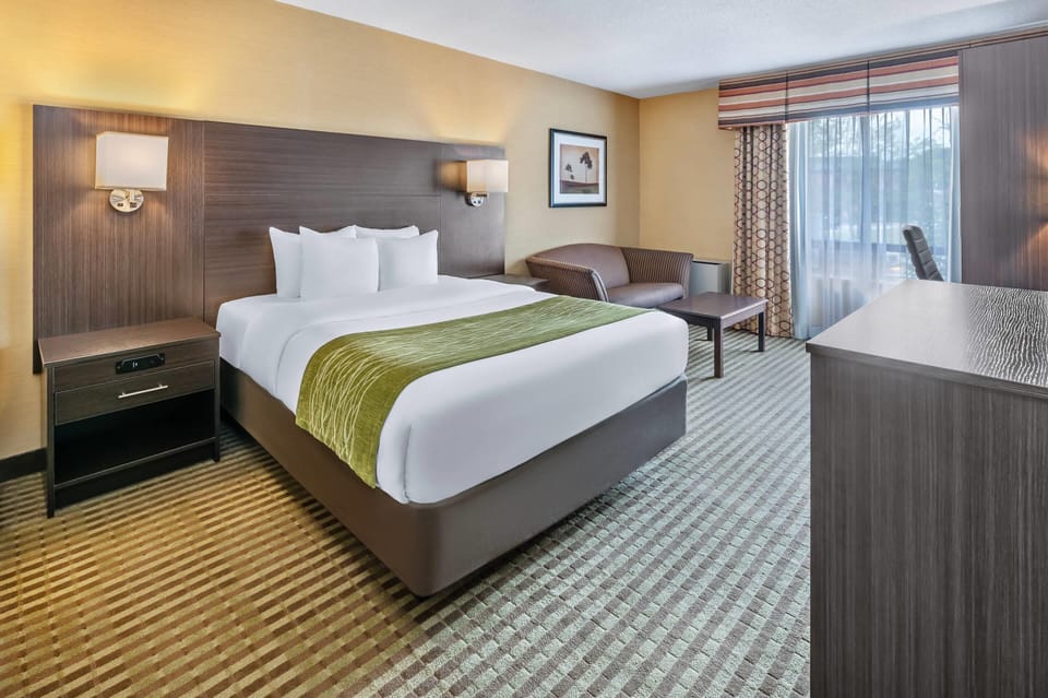 Comfort Care, Standard Room, 1 Queen Bed | Premium bedding, desk, blackout drapes, iron/ironing board