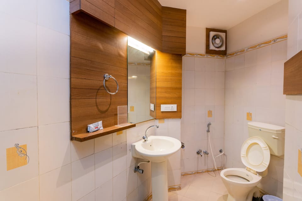 Shower, free toiletries, bidet, towels
