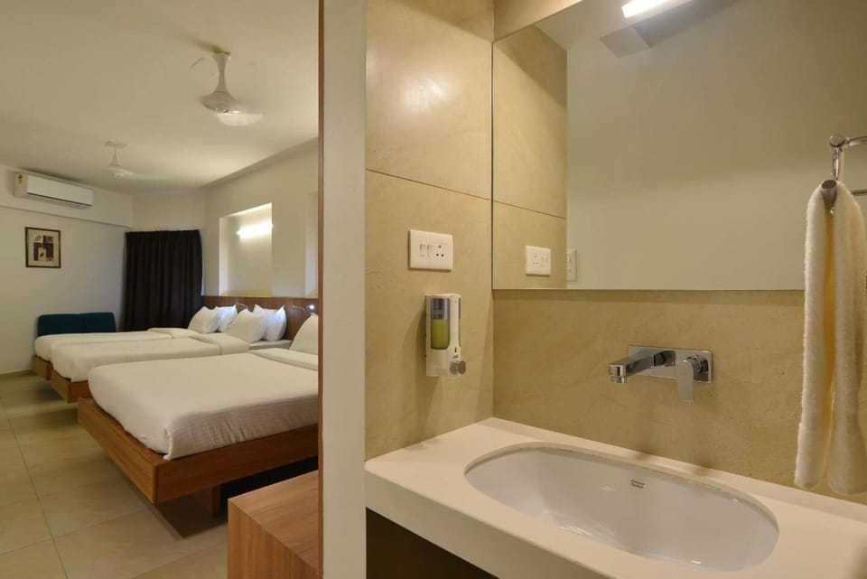 Shower, free toiletries