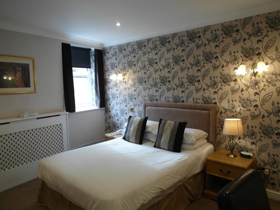 Room, 1 Double Bed, Non Smoking (Cozy) | Desk, iron/ironing board, rollaway beds, free WiFi