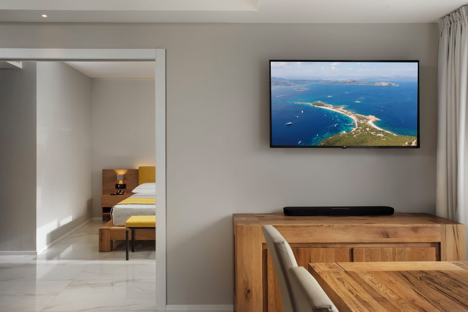 Comfort Suite | Down comforters, minibar, in-room safe, desk