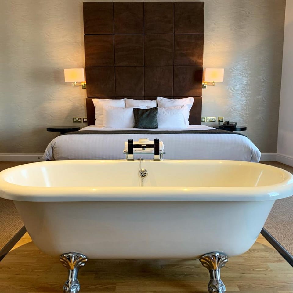 Bath Suite | Hypo-allergenic bedding, desk, iron/ironing board, free WiFi