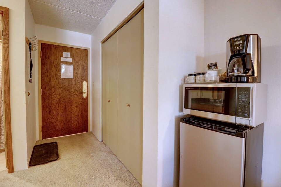 Room, 1 Bedroom | Private kitchen | Fridge, microwave, oven, coffee/tea maker