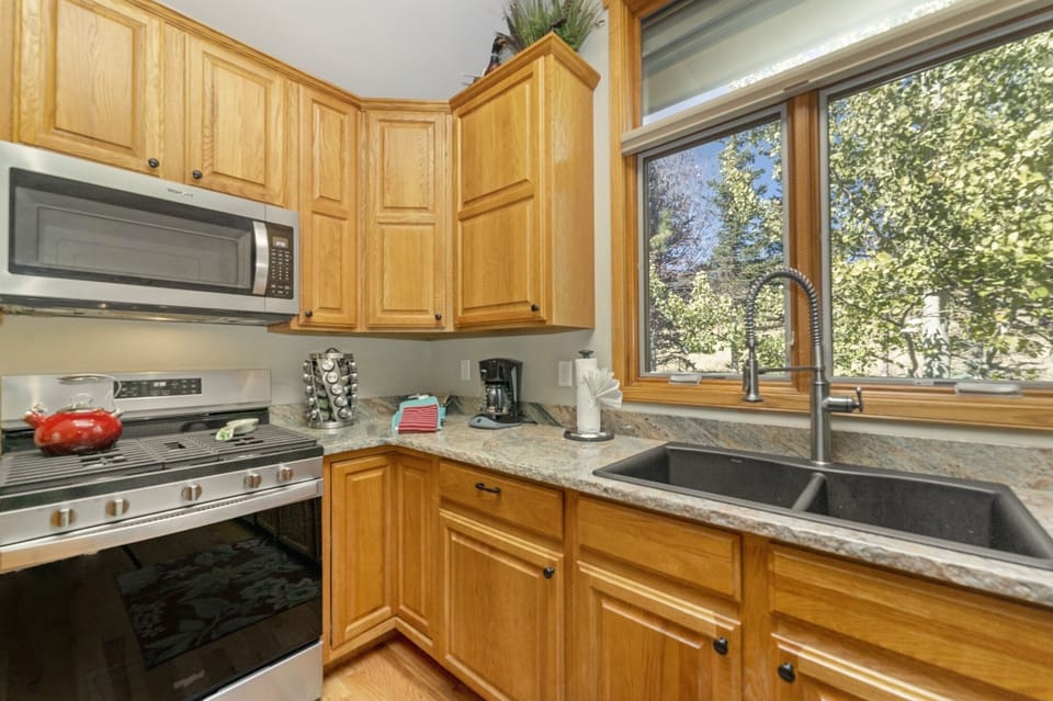 Townhome, 3 Bedrooms | Private kitchen | Fridge, oven, coffee/tea maker, toaster