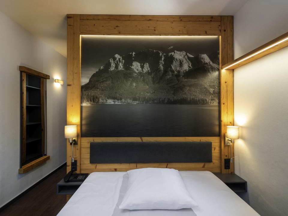 Standard Room, 1 Queen Bed | Hypo-allergenic bedding, in-room safe, desk, blackout drapes