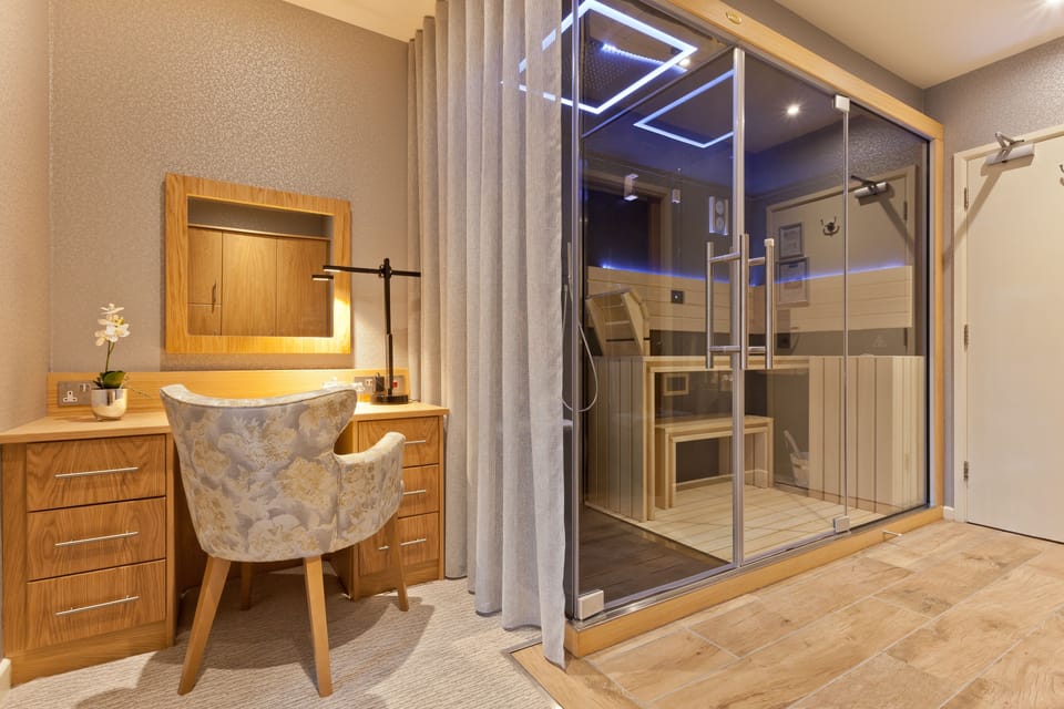 Standard Room, 1 King Bed, Non Smoking, Hot Tub (Living Room) | In-room safe, desk, blackout drapes, iron/ironing board