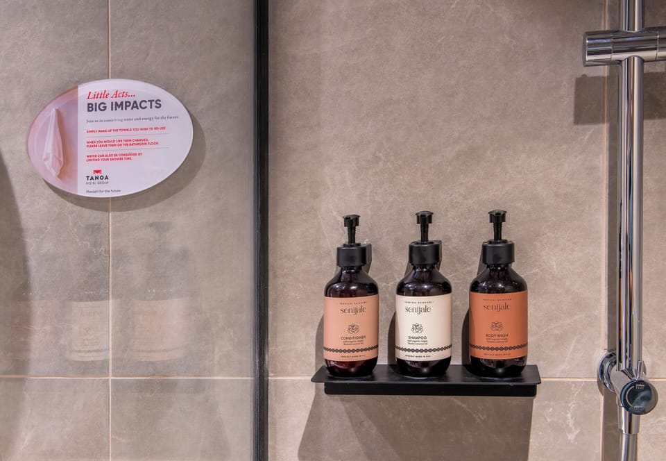 Deluxe King | Bathroom amenities | Combined shower/tub, free toiletries, hair dryer, towels