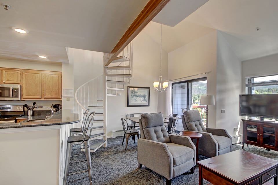 Condo, 1 Bedroom | Private kitchen | Full-size fridge, microwave, oven, stovetop