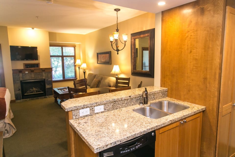 Studio | Private kitchen | Full-size fridge, microwave, oven, stovetop