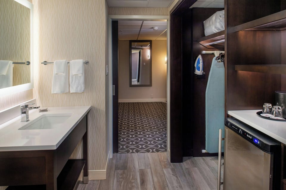 Combined shower/tub, free toiletries, hair dryer, towels