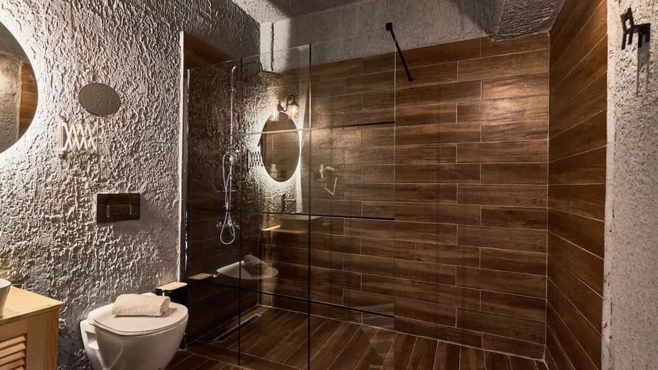 Deluxe Condo | Bathroom | Shower, free toiletries, hair dryer, slippers