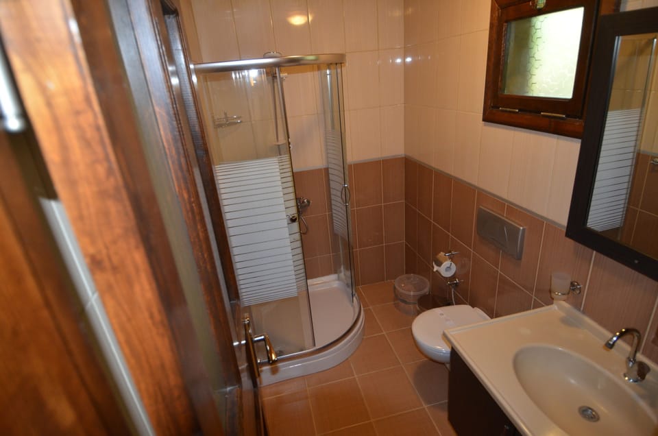 Standard Room, Non Smoking, Ground Floor | Bathroom | Shower, free toiletries, hair dryer, towels