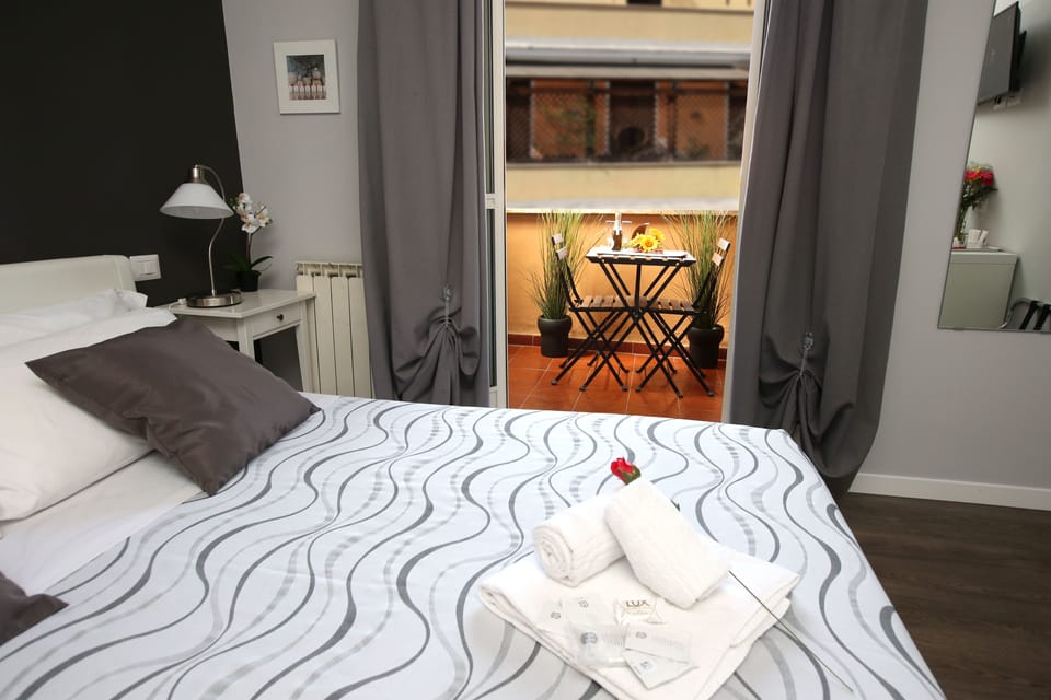 Deluxe Double Room, Ensuite | Premium bedding, minibar, in-room safe, desk