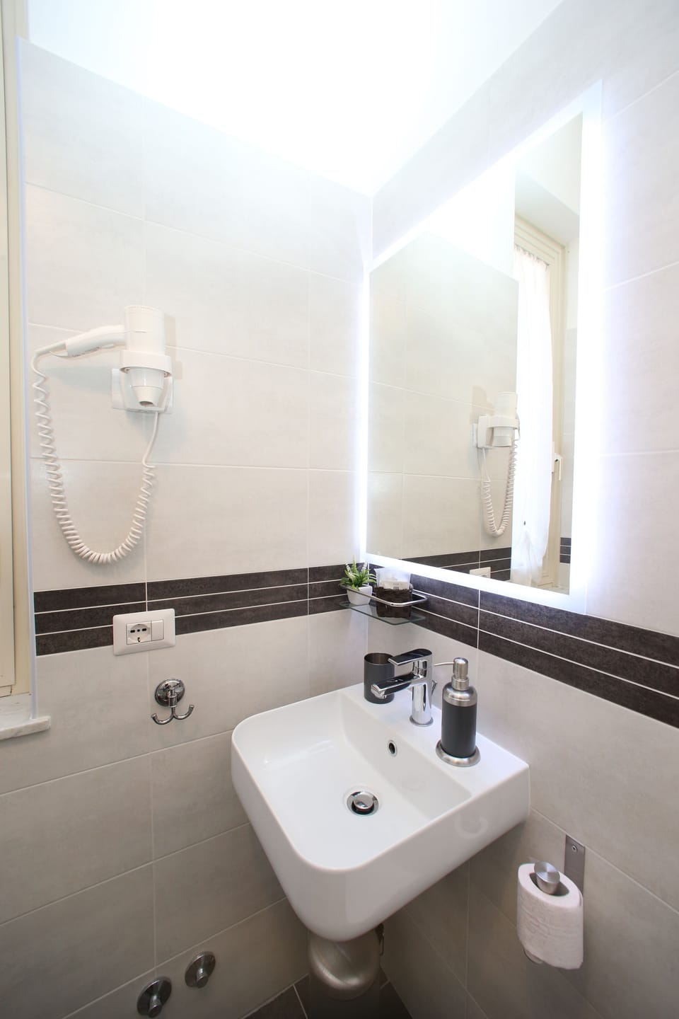Deluxe Double Room, Ensuite | Bathroom sink