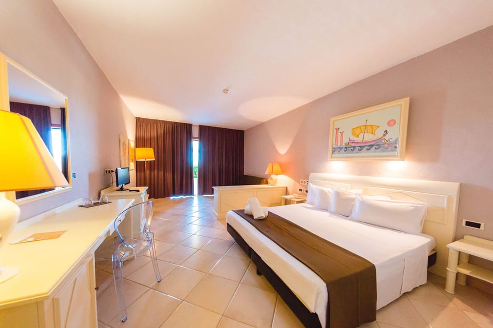 Classic Double or Twin Room | In-room safe, desk, blackout drapes, free WiFi