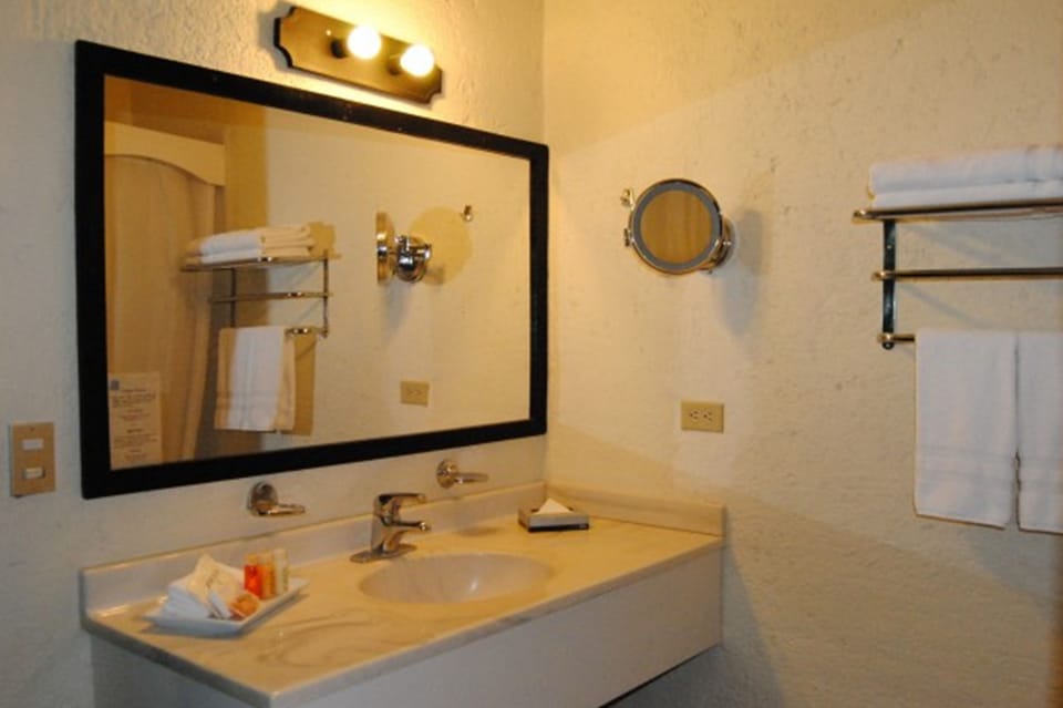 Combined shower/tub, free toiletries, towels