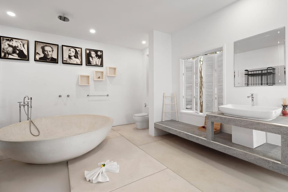 Royal Sea Suite | Bathroom | Free toiletries, hair dryer, slippers, bidet