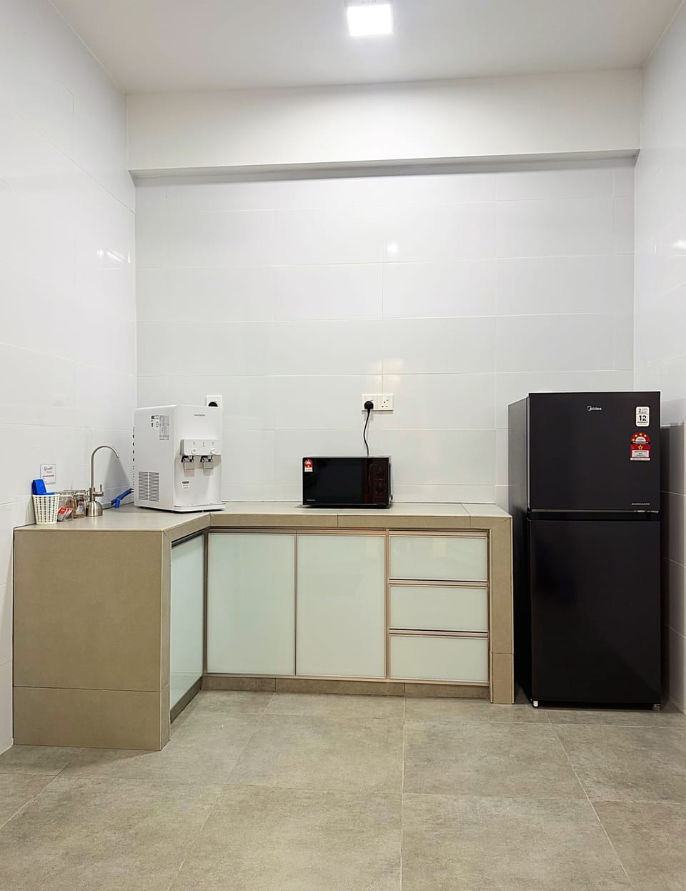 Seanest Residence 14 | Private kitchen | Full-size fridge, dishwasher, cookware/dishes/utensils