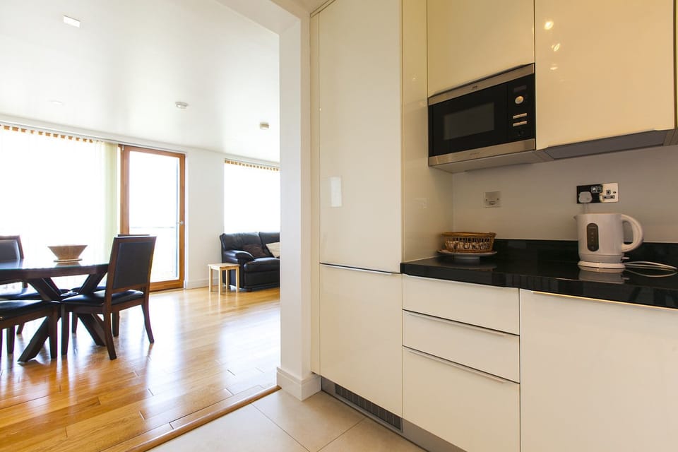 Full-size fridge, microwave, oven, stovetop