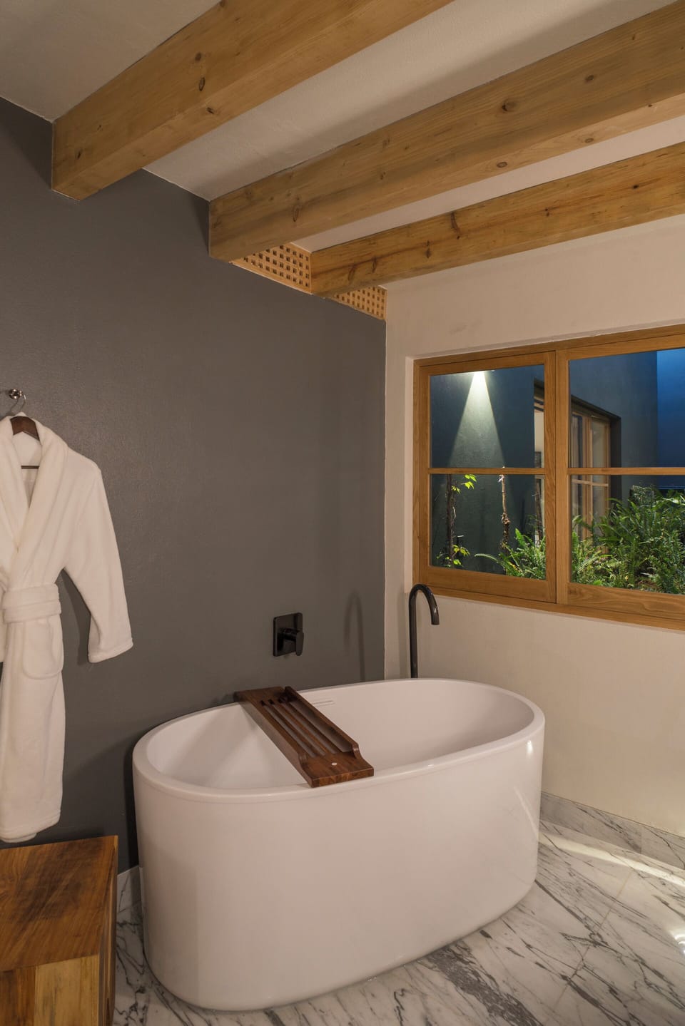 Suite 5 | Bathroom | Free toiletries, hair dryer, bathrobes, slippers