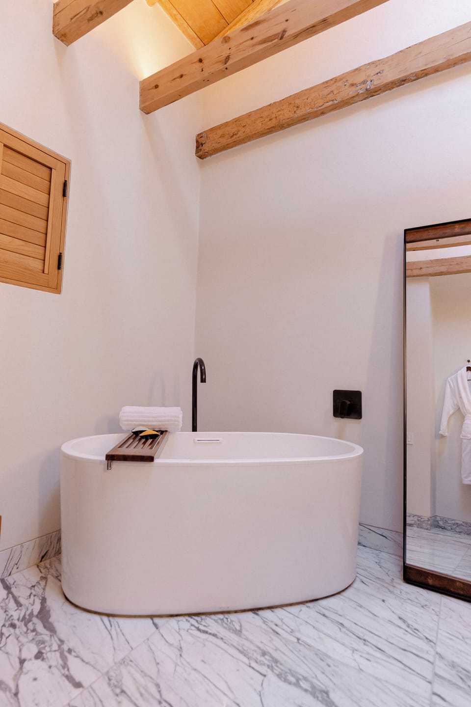 Suite 1 | Bathroom | Free toiletries, hair dryer, bathrobes, slippers