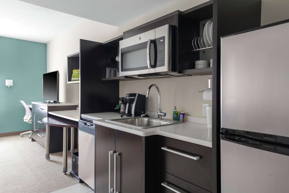Full-size fridge, microwave, dishwasher, coffee/tea maker