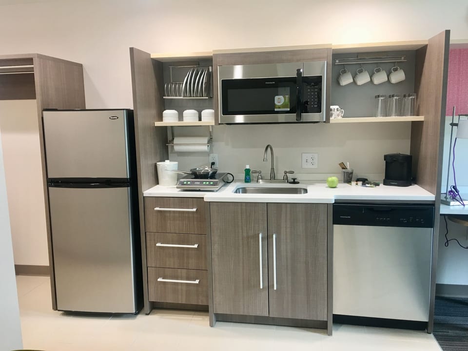 Coffee/tea maker, fridge, microwave, dishwasher