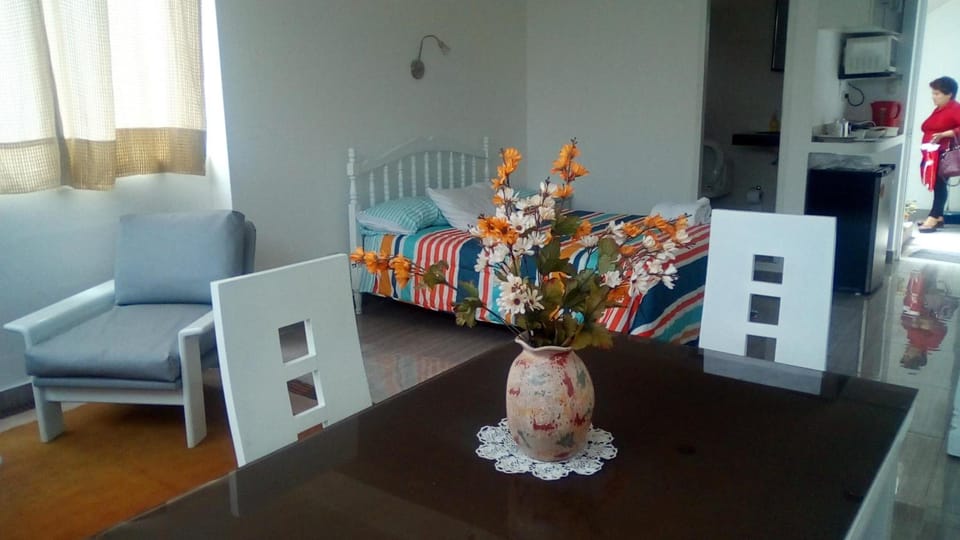 4 Executive Suite, Corner, 3 bedrooms | Living room | 42-inch TV with cable channels