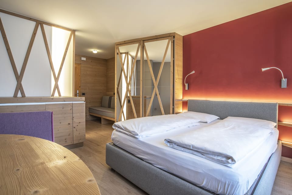 Deluxe Room | Down comforters, in-room safe, desk, free WiFi